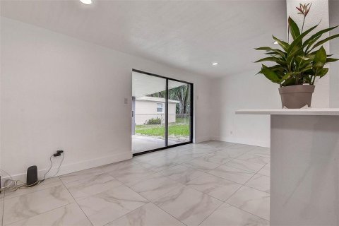 House in Tampa, Florida 3 bedrooms, 99.31 sq.m. № 1824026 - photo 12