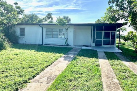 House in Port Charlotte, Florida 2 bedrooms, 71.35 sq.m. № 1919129 - photo 1