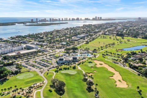 House in Tequesta, Florida 3 bedrooms, 128.48 sq.m. № 992072 - photo 1