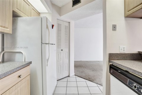 Купить кондоминиум в Пемброк-Пайнс, Флорида 1 спальня, 97.08м2, № 2010161 - фото 4