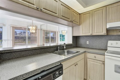 Купить кондоминиум в Пемброк-Пайнс, Флорида 1 спальня, 97.08м2, № 2010161 - фото 2