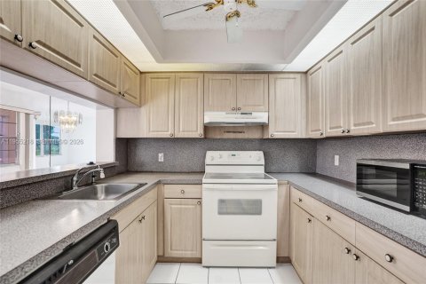 Кондоминиум с 1 спальней в Пемброк-Пайнс, Флорида № 2010161