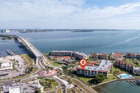 Condo in Tierra Verde, Florida, 2 bedrooms № 2212388 - photo 4