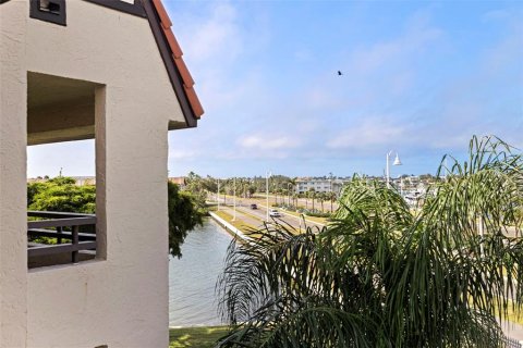 Condo in Tierra Verde, Florida, 2 bedrooms № 2212388 - photo 21