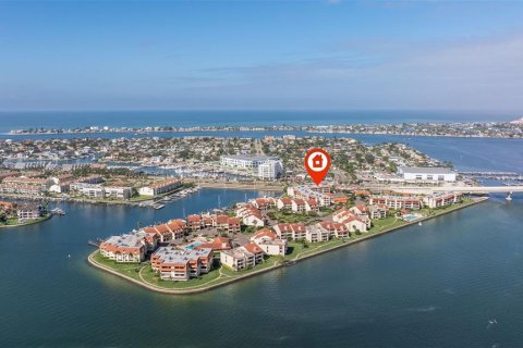 Condo in Tierra Verde, Florida, 2 bedrooms № 2212388 - photo 3