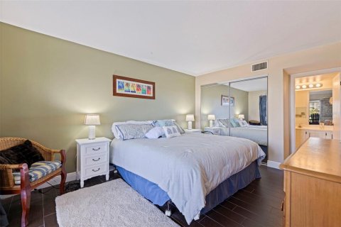Condo in Tierra Verde, Florida, 2 bedrooms № 2212388 - photo 24