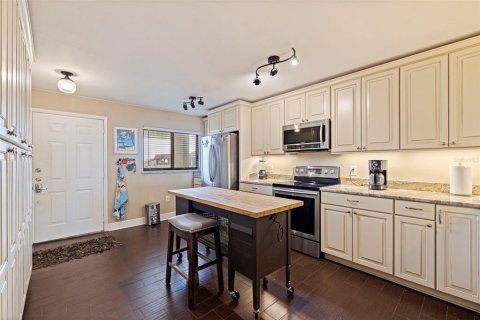 Condo in Tierra Verde, Florida, 2 bedrooms № 2212388 - photo 9