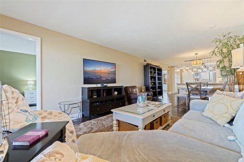 Condo in Tierra Verde, Florida, 2 bedrooms № 2212388 - photo 18