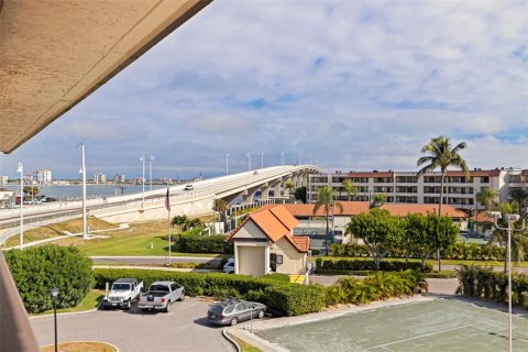 Condo in Tierra Verde, Florida, 2 bedrooms № 2212388 - photo 7