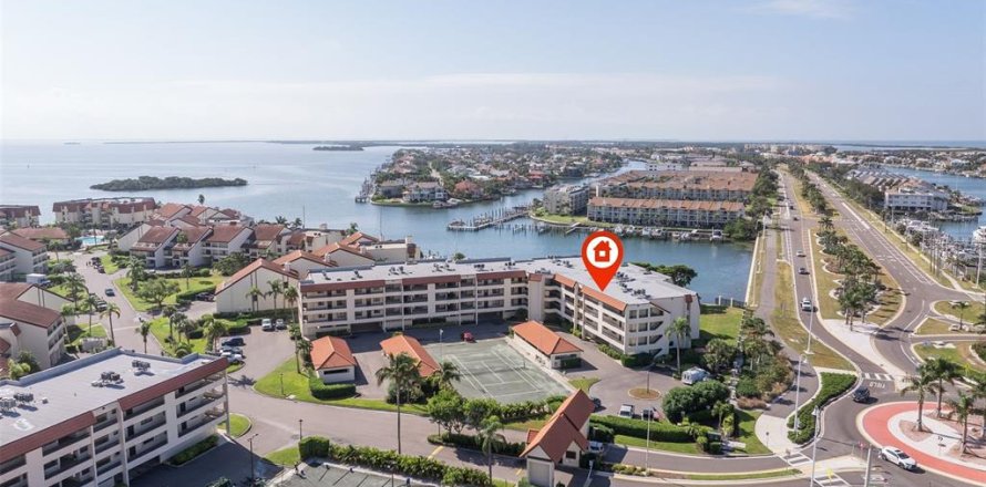 Condo in Tierra Verde, Florida, 2 bedrooms № 2212388