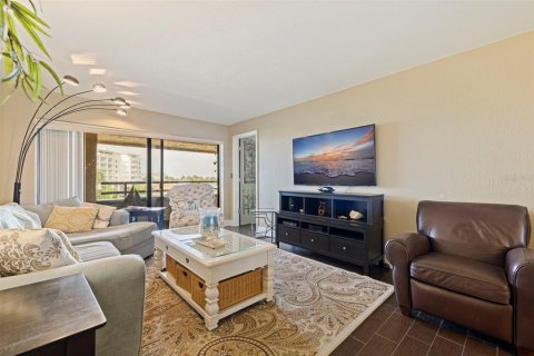 Condo in Tierra Verde, Florida, 2 bedrooms № 2212388 - photo 15