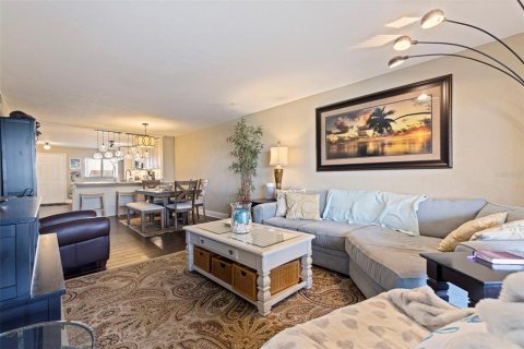 Condo in Tierra Verde, Florida, 2 bedrooms № 2212388 - photo 17
