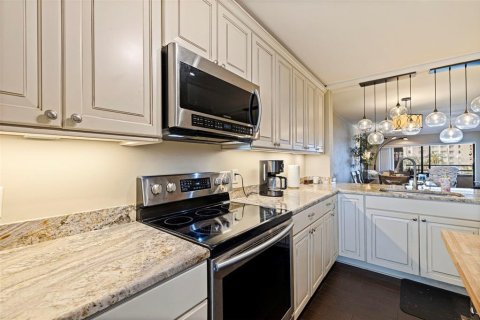 Condo in Tierra Verde, Florida, 2 bedrooms № 2212388 - photo 10