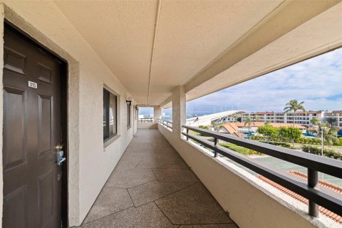 Condo in Tierra Verde, Florida, 2 bedrooms № 2212388 - photo 5
