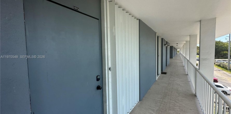 House in Deerfield Beach, Florida 1 bedroom, 67.35 sq.m. № 2031297