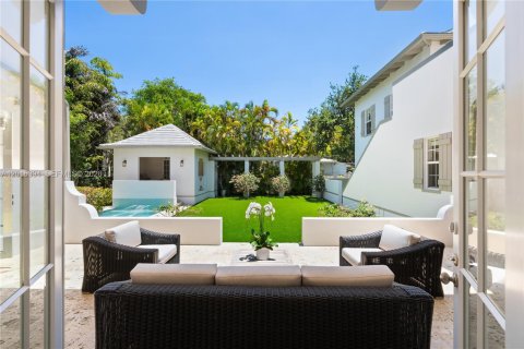 House in Miami, Florida 7 bedrooms, 538.55 sq.m. № 2178030 - photo 10