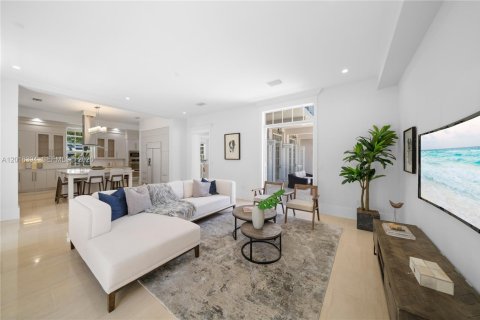 House in Miami, Florida 7 bedrooms, 538.55 sq.m. № 2178030 - photo 16