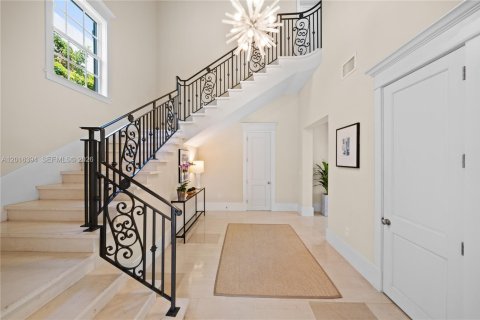 House in Miami, Florida 7 bedrooms, 538.55 sq.m. № 2178030 - photo 5