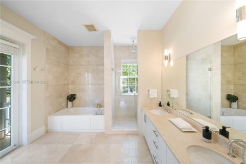 House in Miami, Florida 7 bedrooms, 538.55 sq.m. № 2178030 - photo 22