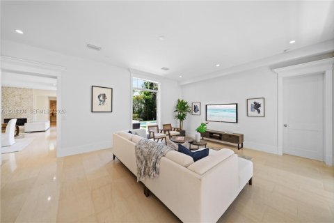 House in Miami, Florida 7 bedrooms, 538.55 sq.m. № 2178030 - photo 18