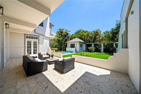 House in Miami, Florida 7 bedrooms, 538.55 sq.m. № 2178030 - photo 11