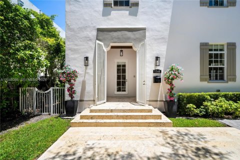 House in Miami, Florida 7 bedrooms, 538.55 sq.m. № 2178030 - photo 4