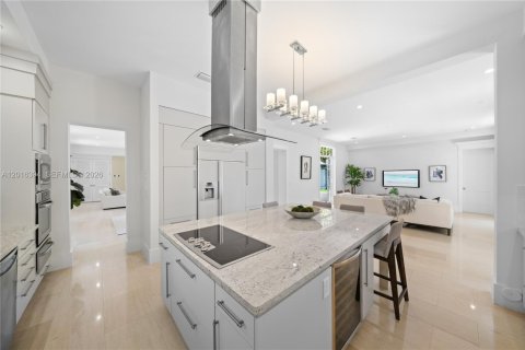 House in Miami, Florida 7 bedrooms, 538.55 sq.m. № 2178030 - photo 14