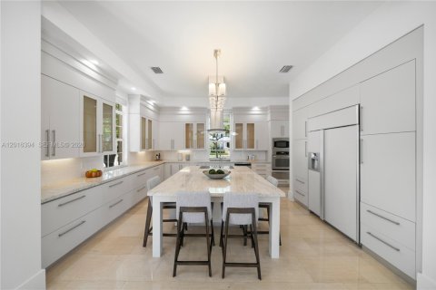 House in Miami, Florida 7 bedrooms, 538.55 sq.m. № 2178030 - photo 13