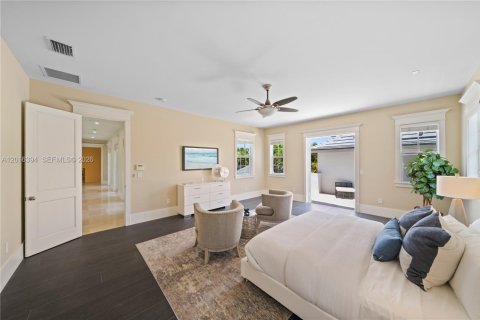 House in Miami, Florida 7 bedrooms, 538.55 sq.m. № 2178030 - photo 21
