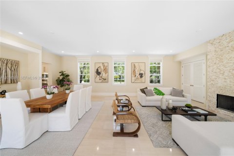 House in Miami, Florida 7 bedrooms, 538.55 sq.m. № 2178030 - photo 9