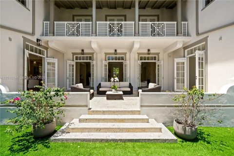 House in Miami, Florida 7 bedrooms, 538.55 sq.m. № 2178030 - photo 12