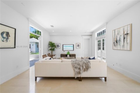 House in Miami, Florida 7 bedrooms, 538.55 sq.m. № 2178030 - photo 17