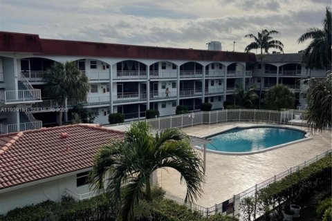 Copropriété à louer à Hallandale Beach, Floride: 2 chambres, 111.48 m2 № 1996865 - photo 16