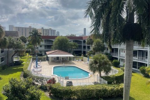 Copropriété à louer à Hallandale Beach, Floride: 2 chambres, 111.48 m2 № 1996865 - photo 9