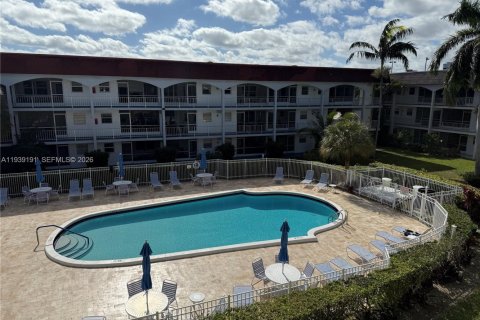 Copropriété à louer à Hallandale Beach, Floride: 2 chambres, 111.48 m2 № 1996865 - photo 3