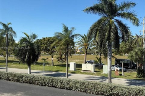 Copropriété à louer à Hallandale Beach, Floride: 2 chambres, 111.48 m2 № 1996865 - photo 2