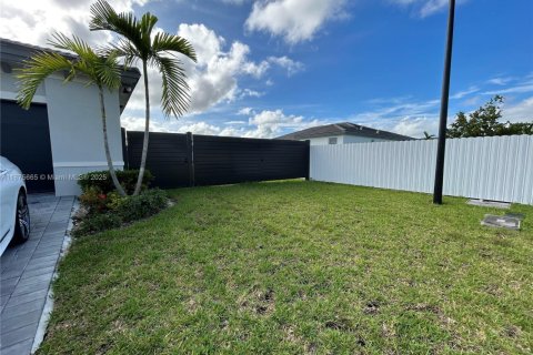 Снять в аренду виллу или дом в Хомстед, Флорида 3 спальни, 198.53м2, № 1926543 - фото 9