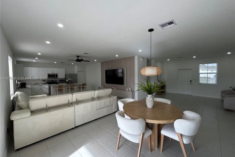 Снять в аренду виллу или дом в Хомстед, Флорида 3 спальни, 198.53м2, № 1926543 - фото 16