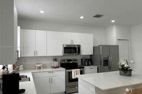 Снять в аренду виллу или дом в Хомстед, Флорида 3 спальни, 198.53м2, № 1926543 - фото 23