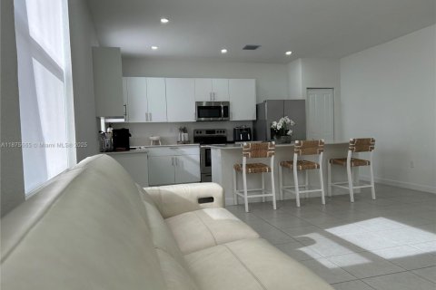 Снять в аренду виллу или дом в Хомстед, Флорида 3 спальни, 198.53м2, № 1926543 - фото 17