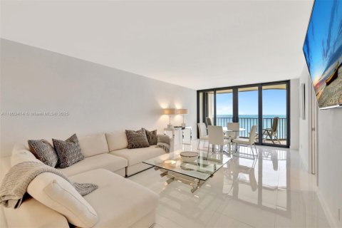 Condo in Jensen Beach, Florida, 2 bedrooms  № 1937985 - photo 15