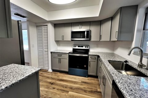 House in Largo, Florida 3 bedrooms, 137.59 sq.m. № 1883904 - photo 6