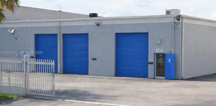 Коммерческая недвижимость в Майами, Флорида № 2058292