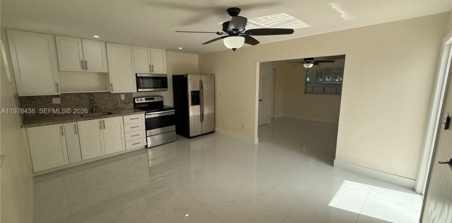 Commercial property in Miami, Florida 1 bedroom, 143.53 sq.m. № 2042151