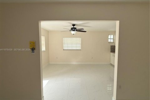 Commercial property in Miami, Florida 1 bedroom, 143.53 sq.m. № 2042151 - photo 3