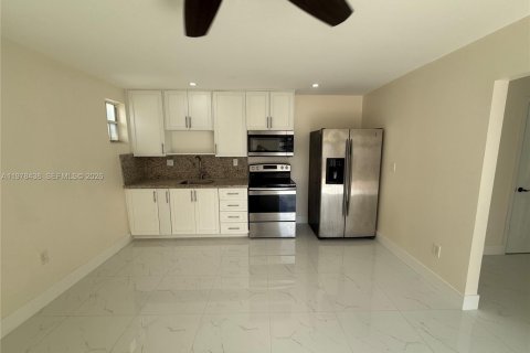 Commercial property in Miami, Florida 1 bedroom, 143.53 sq.m. № 2042151 - photo 2