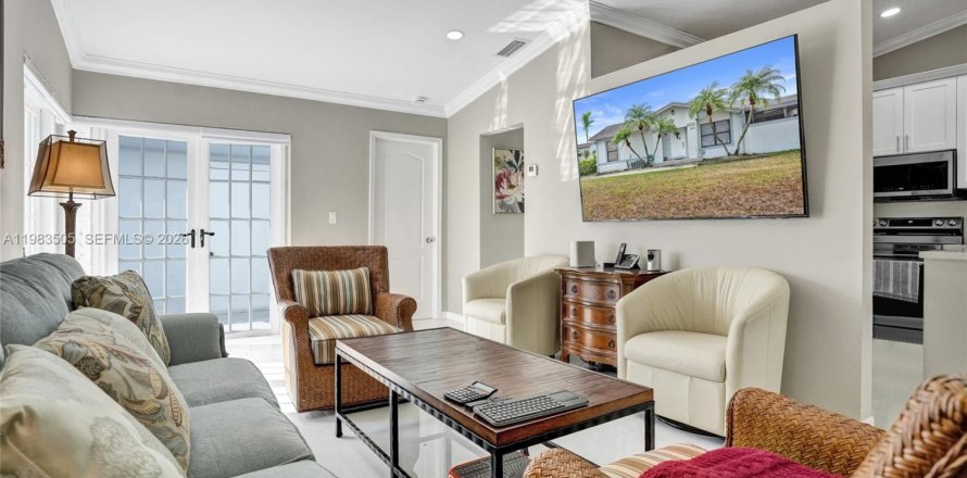 Townhouse in Miami, Florida 2 bedrooms, 93.83 sq.m. № 2154842