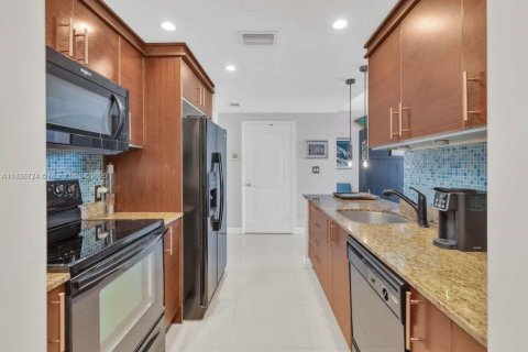 Condo in Miami, Florida, 1 bedroom  № 1932843 - photo 9