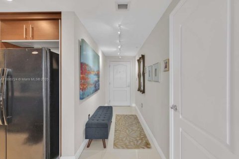 Condo in Miami, Florida, 1 bedroom  № 1932843 - photo 11