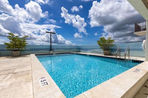 Condo in Miami, Florida, 1 bedroom  № 1932843 - photo 18
